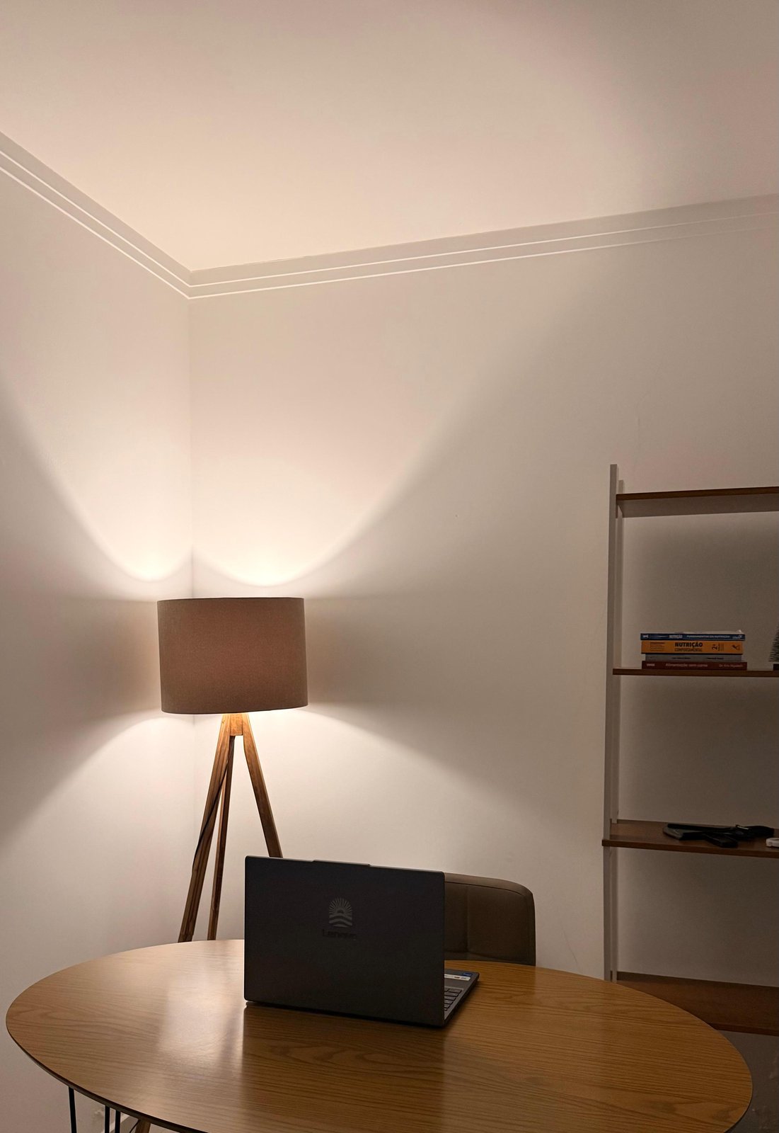 Consultório da Paola Viviam — ambiente acolhedor com mesa, abajur e estante de livros