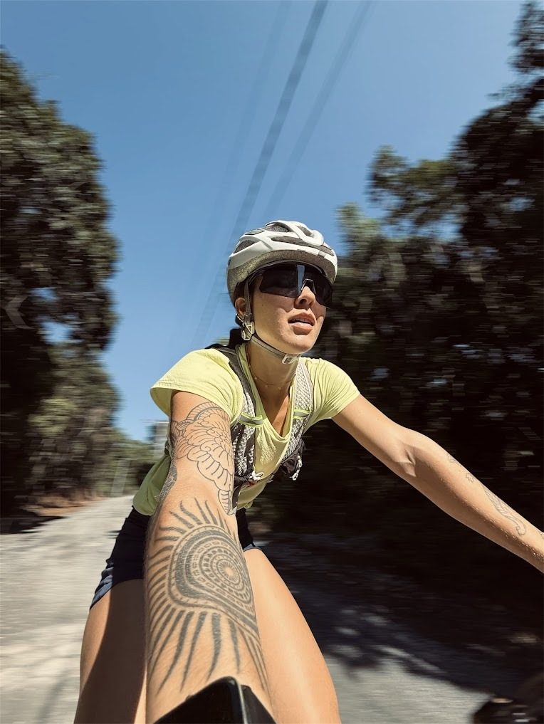 Paola pedalando em estrada de serra
