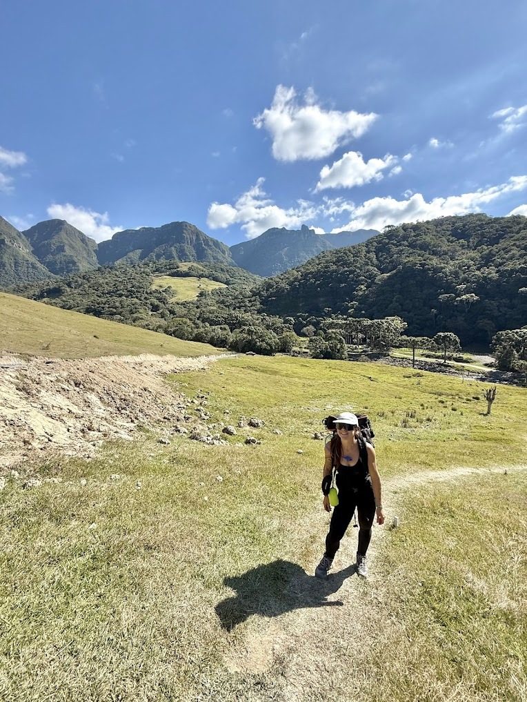 Paola em trilha nas montanhas de Santa Catarina