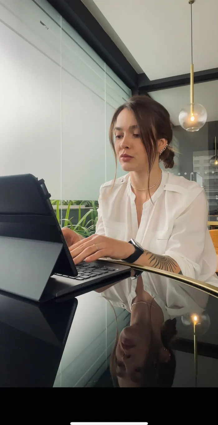 Paola montando um plano alimentar no computador