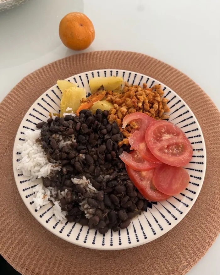 Prato vegetariano com arroz, feijão preto, tomate, abóbora e proteína temperada